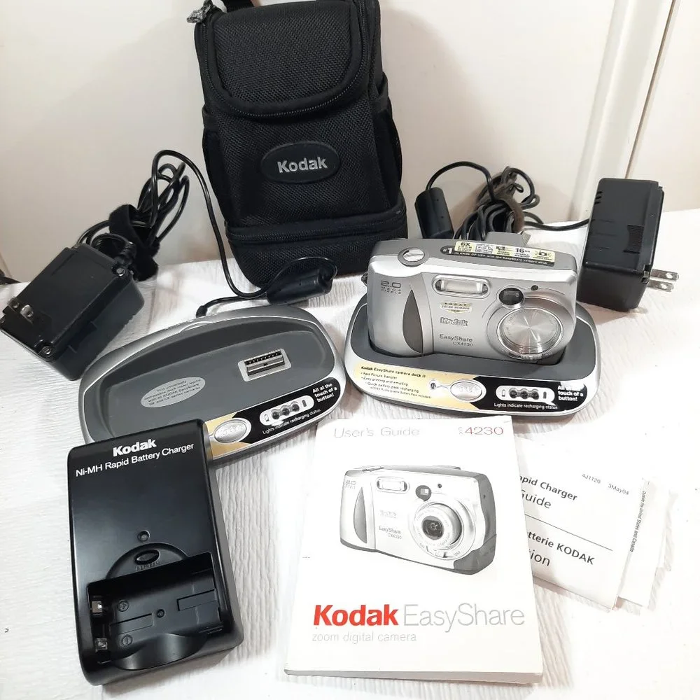 Kodak EasyShare CX4230 Digital Camera w/ battery charger & docks carry Case READ